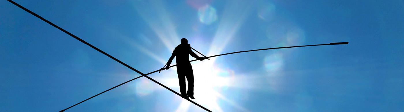 Seiltänzer vor blauem Himmel - © 