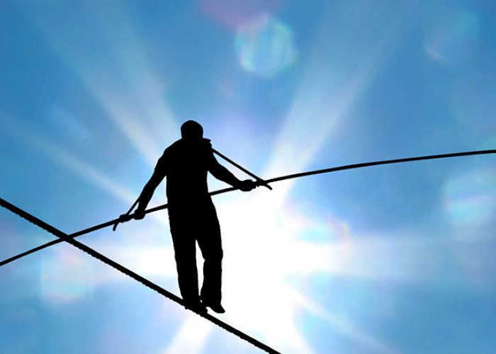Seiltänzer vor blauem Himmel - © 