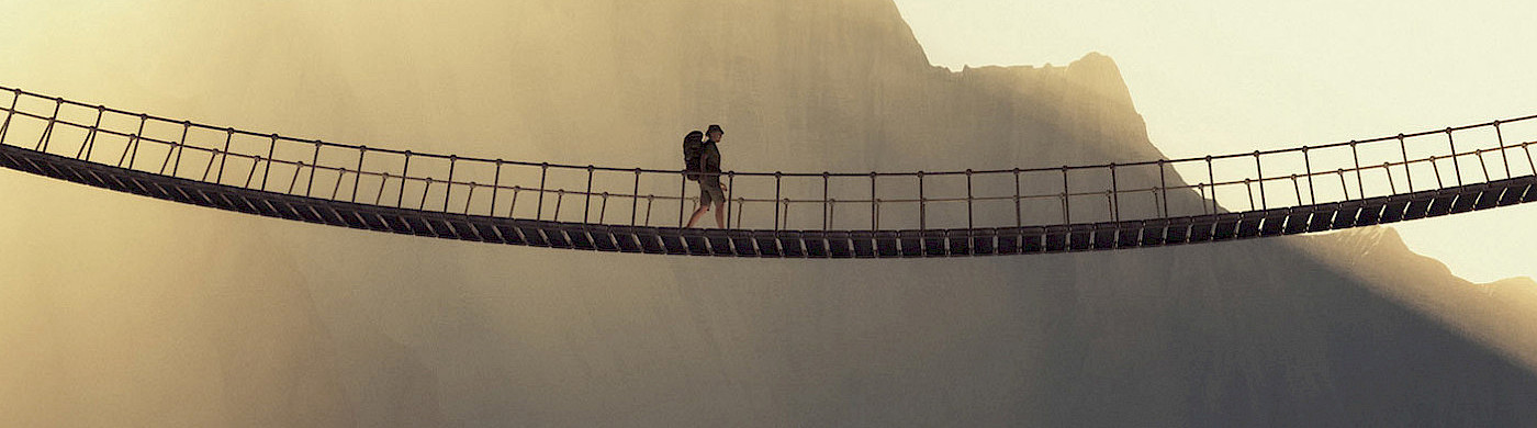 Symbolbild für das Thema Selbsterfahrung / Persönlichkeitsentwicklung Mann mit Rucksack geht über eine Hängebrücke - ©